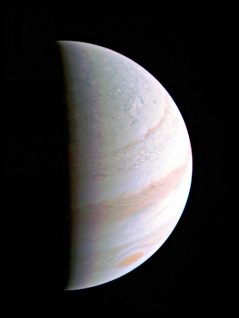 Juno-успешно-выполнил-первое-сближение-с-Юпитером